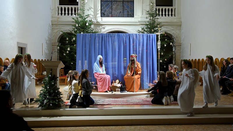 Djeca pred jaslicama